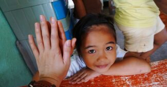 Parrainer des enfants et venir en aide aux populations démunies