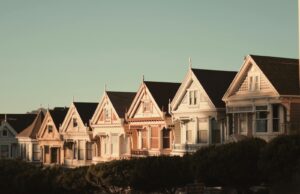 Maisons victoriennes ensoleillées connues sous le nom de Painted Ladies à San Francisco, en Californie.
