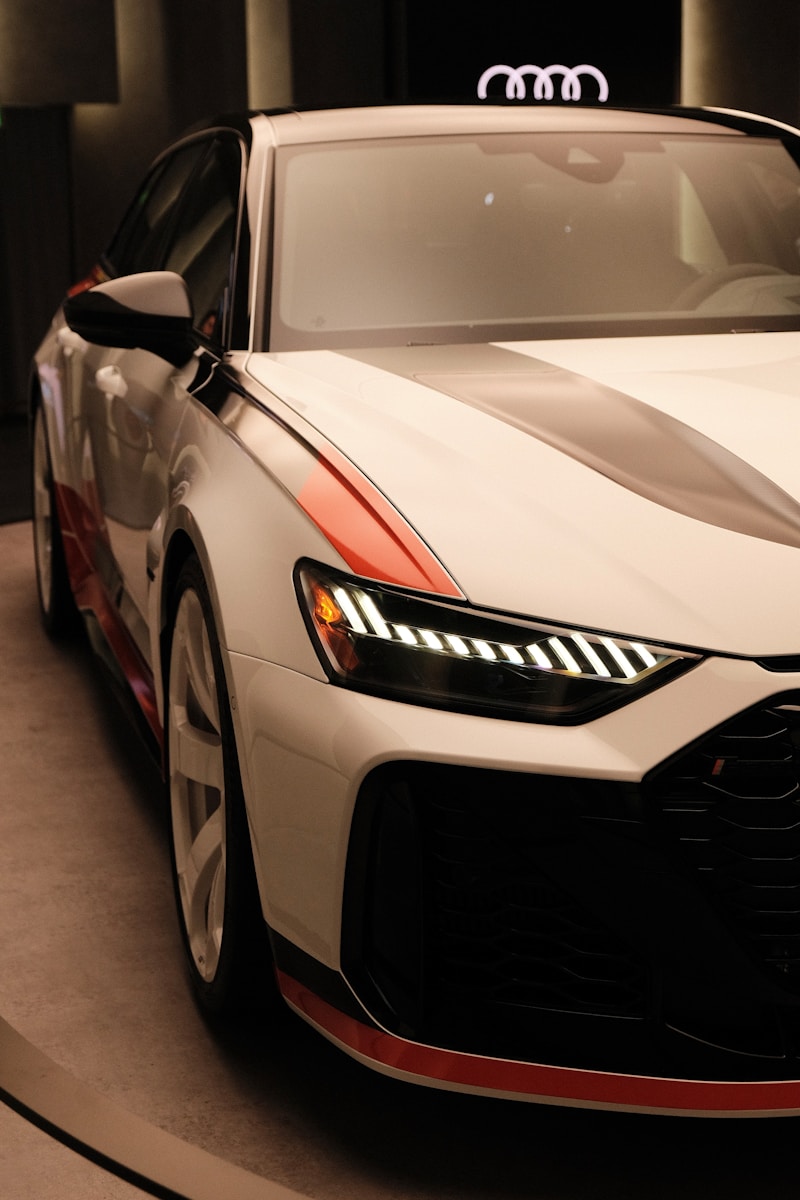 Une voiture blanche est exposée dans une salle d'exposition