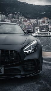 voiture Mercedes Benz noire sur la route pendant la journée